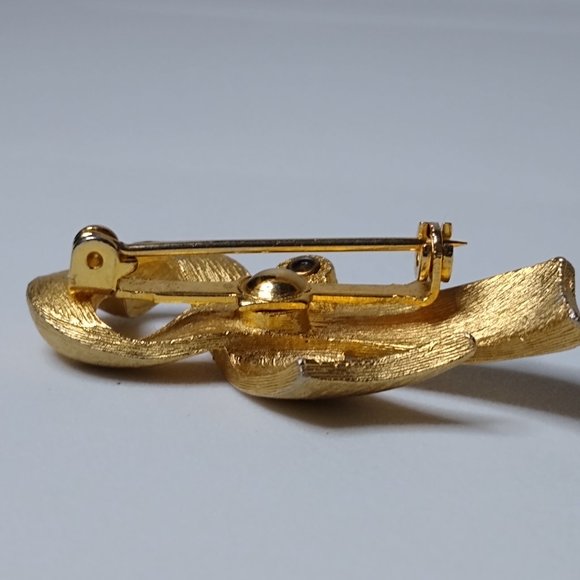 Vintage JJ Faux Pearl And Metal Ribbon Brooch - Picture 13 of 15